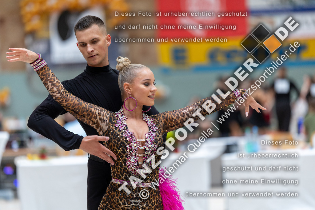20240810-00506 | Hier finden Sie Tanz Bilder vom Latein und Standard Formationen tanzen. Sportbilder vom Tanzsport. Schöne Fotos und von Weltmeisterschaft, Europameisterschaft, Bundesliga, Regionalliga, Oberliga und Landesliga sowie von GOC Stuttgart, DanceComp, WM Bremen