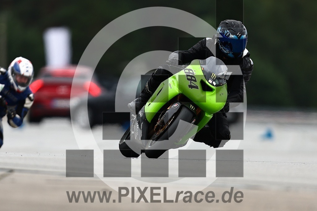 0884-20250726_01169 | Schöne Erinnerungen an spannende Momente - das festzuhalten ist unser Job. PIXELrace.de ist seit 2003 auf den Rennstrecken Europas unterwegs um die Action draußen beim Fahren und die wunderbare Stimmung imm Fahrerlager für euch einzufangen.