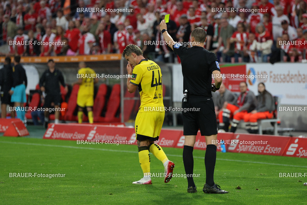 Rot-Weiss Essen - TSV Alemannia Aachen | Essen, Deutschland, 31.08.2025 Niklas Castelle (Alemannia Aachen) erhält die gelbe Karte während des 3.Liga Spiels zwischen  Rot-Weiss Essen und Alemannia Aachen am 31.08.2025 im Stadion an der Hafenstraße in Essen. (Foto von Timo Bluhmki-Schmidt/Brauer Fotoagentur
