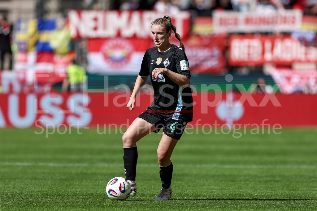 Fussball, DFB-Pokal Finale Frauen, FC Bayern München - SV Werder Bremen | Kaylie Ronan (SV Werder Bremen, 4) am Ball, Freisteller, Einzelbild, Ganzkörper, Aktion, Action, Spielszene, DIE DFB-RICHTLINIEN UNTERSAGEN JEGLICHE NUTZUNG VON FOTOS ALS SEQUENZBILDER UND/ODER VIDEOÄHNLICHE FOTOSTRECKEN. DFB REGULATIONS PROHIBIT ANY USE OF PHOTOGRAPHS AS IMAGE SEQUENCES AND/OR QUASI-VIDEO.