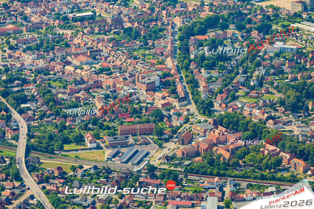 Neustädter Straße Ludwigslust Bild- Das Luftbild wurde 2025 vom UL-Flugzeug heraus erstellt ( keine Drohne bzw. Drohnenaufnahme ) - Hochauflösende Luftaufnahme -Nicht vergleichbar mit Google Maps oder Satelittenbilder- Die Geschenkidee !Mit Lizenz und Bildrechte bestellbar - CC