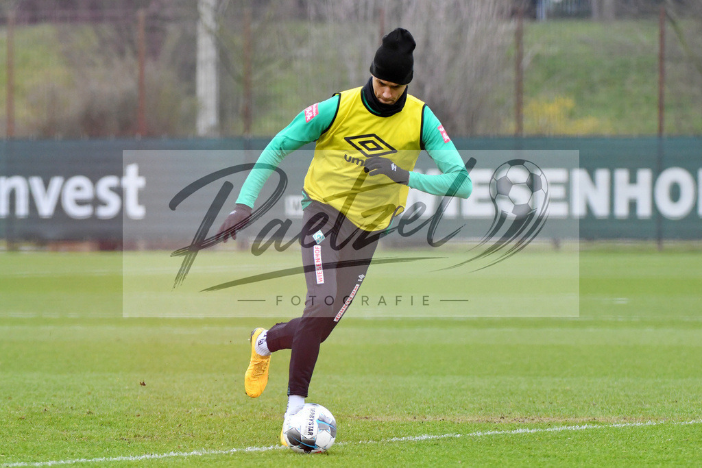 20200227_TRASVW_0050 | Fussball, Herren: Davie Selke (Werder Bremen) in Aktion, am Ball, Einzelaktion waehrend der Trainingseinheit des SV Werder Bremen auf dem Trainingsplatz am wohninvest Weserstadion am 27.02.2020 in Bremen, Deutschland. - Realisiert mit Pictrs.com
