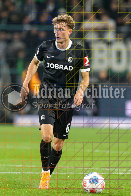 Borussia Mönchengladbach vs SC Freiburg - Bundesliga  | Mönchengladbach, Deutschland, 05.10.25:   Patrick Osterhage (SC Freiburg) in Aktion am Ball, Einzelaktion waehrend des Spiels der Bundesliga zwischen Borussia Mönchengladbach vs SC Freiburg im Stadion im Borussia Park(Foto von Brauer-Fotoagentur / Adrian Schlueter)