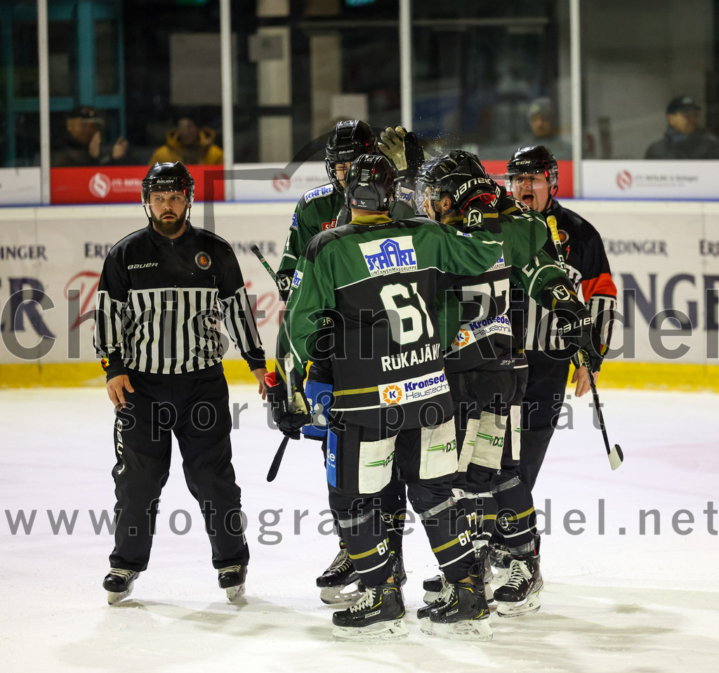 2022-12-02_112_TSV_Erding_gegen_EV_Pegnitz | Erding, Deutschland, 02.12.2022:
Eishockey, Bayernliga 2022 / 2023, 17. Spieltag, TSV Erding gegen EV Pegnitz, Endergebnis: 9:3

Roni Rukajärvi (Erding Gladiators, #61), Philipp Michl (Erding Gladiators, #77)

Foto: Christian Riedel / fotografie-riedel.net