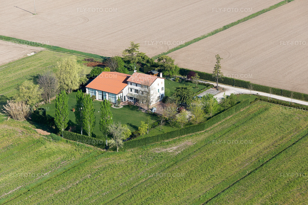 Aerial view: View of the town in Castello di Brussa in the state Veneto, Italy. – Photo: IMG_098834.jpg taken on 04/08/2017 by Werner Riehm/FLY-FOTO.com – Resolution of the original: 5472 x 3648 px