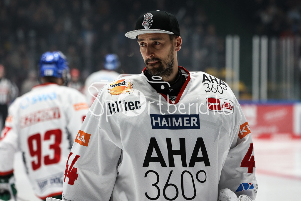 Löwen Frankfurt - Augsburger Panther | Dennis ENDRAS (AEV #44) in Aktion / Freisteller / Einzelfoto