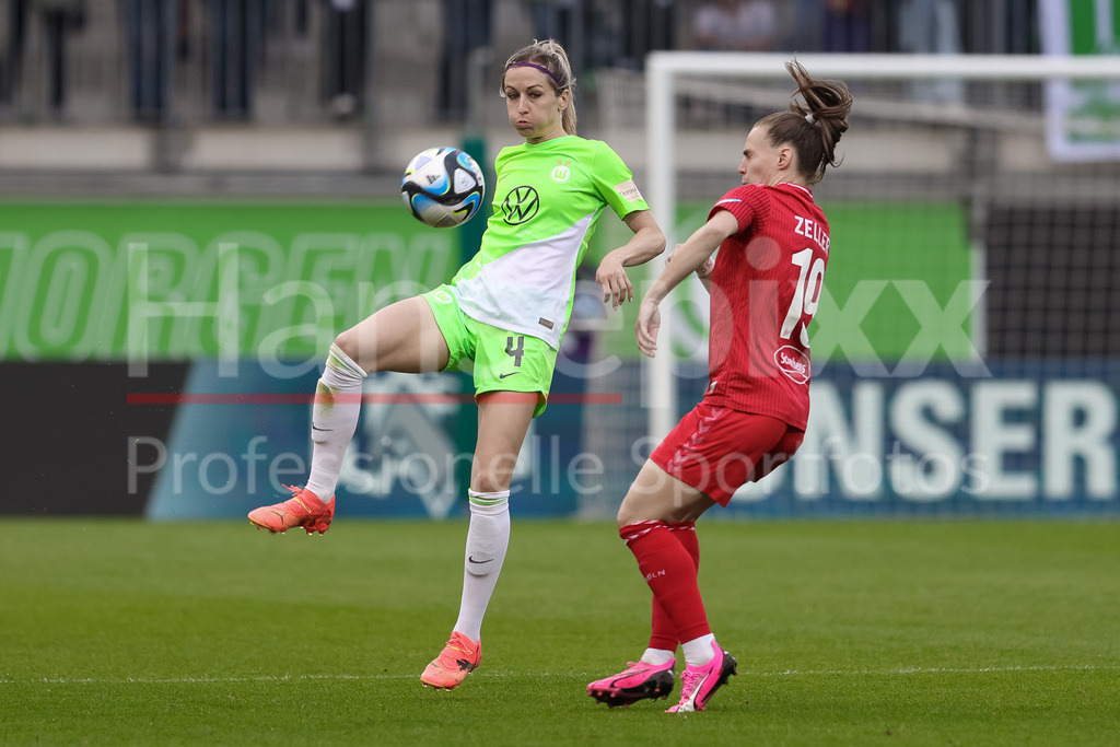 Fussball, Google Pixel Frauen-Bundesliga, VfL Wolfsburg - 1. FC Köln | v.li.: Kathrin Hendrich (Kathy, VfL Wolfsburg, 4) und Dora Zeller (1. FC Köln, 19) im Zweikampf, Duell, Dynamik, Aktion, Action, Spielszene, DIE DFB-RICHTLINIEN UNTERSAGEN JEGLICHE NUTZUNG VON FOTOS ALS SEQUENZBILDER UND/ODER VIDEOÄHNLICHE FOTOSTRECKEN. DFB REGULATIONS PROHIBIT ANY USE OF PHOTOGRAPHS AS IMAGE SEQUENCES AND/OR QUASI-VIDEO.