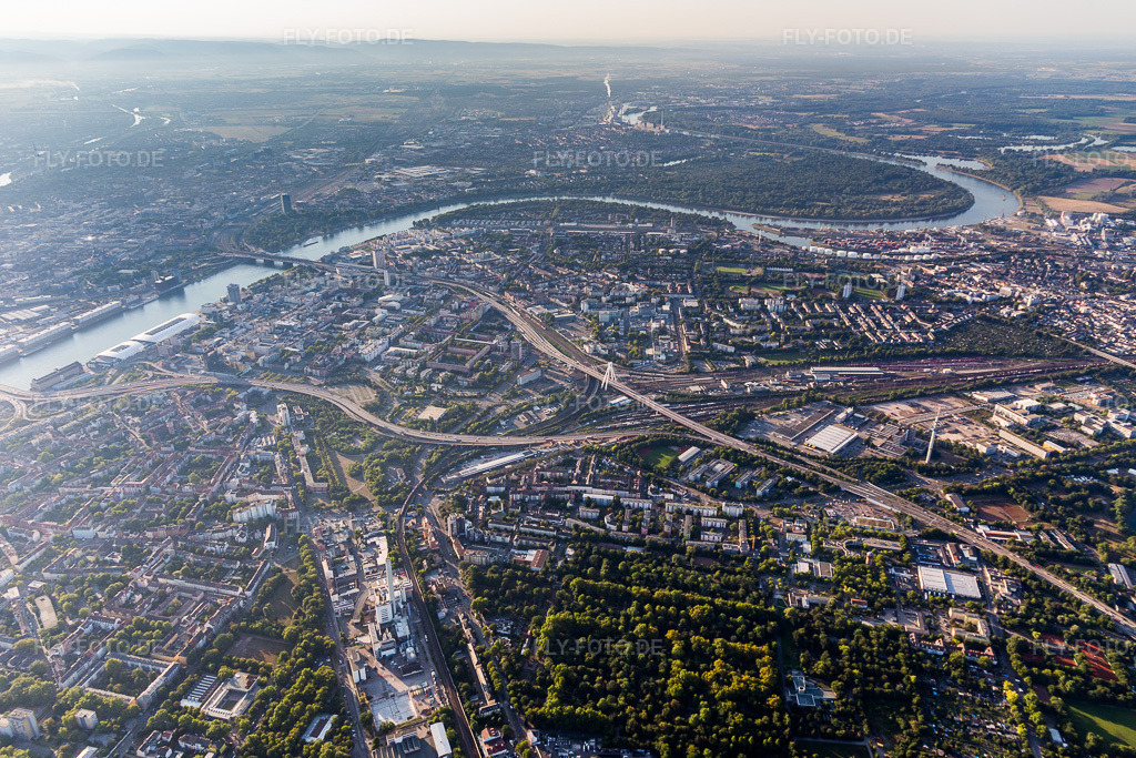 Luftbild: Stadtgebiet und Innenstadtbereich und Hochstraßen am Rhein im Ortsteil Süd in Ludwigshafen im Bundesland Rheinland-Pfalz in Deutschland. Foto: IMG_109558.jpg vom 31.07.2018 durch Werner Riehm/FLY-FOTO.de
