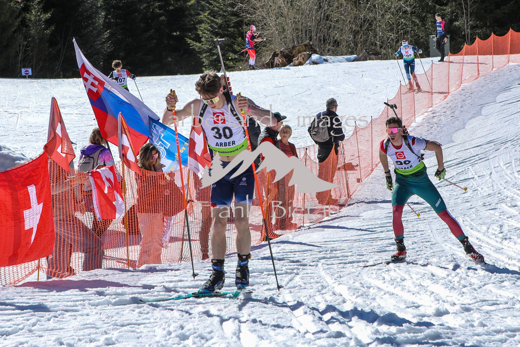 OE7A3875 | Temperaturen nah am zweistelligen Bereich und Sonne pur am Arber machen die Pisten weich und tiefe Spuren sind zu sehen