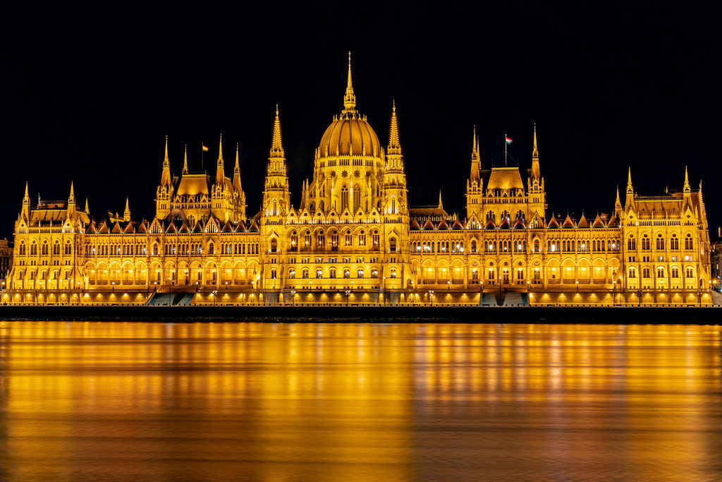 Golden Majesty | The illuminated Parliament of Budapest rises in radiant symmetry above the Danube. Its golden reflections turn the night into a scene of elegance and power — where architecture becomes pure light. - Realisiert mit Pictrs.com