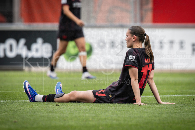 Frauen Fußball-Bundesliga; Bayer 04 Leverkusen - Werder Bremen, 17.05.2026 | LEVERKUSEN, 17.05.2026 - Frust nach Spielende bei Valentina Mädl (Bayer 04 Leverkusen, 17) nach der Begegnung Bayer 04 Leverkusen - Werder Bremen an Spieltag 26 der Google Pixel Frauen-Bundesliga am 17.05.2026 im Ulrich-Haberland-Stadion in Leverkusen (Nordrhein-Westfalen). DFL REGULATIONS PROHIBIT ANY USE OF PHOTOGRAPHS AS IMAGE SEQUENCES AND/OR QUASI-VIDEO.