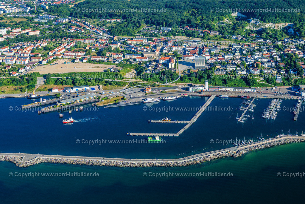 Sassnitz_Rügen_ELS_7128100822 | SASSNITZ 10.08.2022 Hafenanlagen des Stadthafen Sassnitz an der Meeres- Küste der Ostsee in Sassnitz an der Ostseeküste im Bundesland Mecklenburg-Vorpommern. Weiterführende Informationen bei: Hafenbetriebs- und Entwicklungsgesellschaft mbH Sassnitz,  Stadt Sassnitz. // Port facilities on the seashore of the Baltic Sea in Sassnitz at the baltic coast in the state Mecklenburg - Western Pomerania. Further information at: Hafenbetriebs- und Entwicklungsgesellschaft mbH Sassnitz,  Stadt Sassnitz. Foto: Martin Elsen