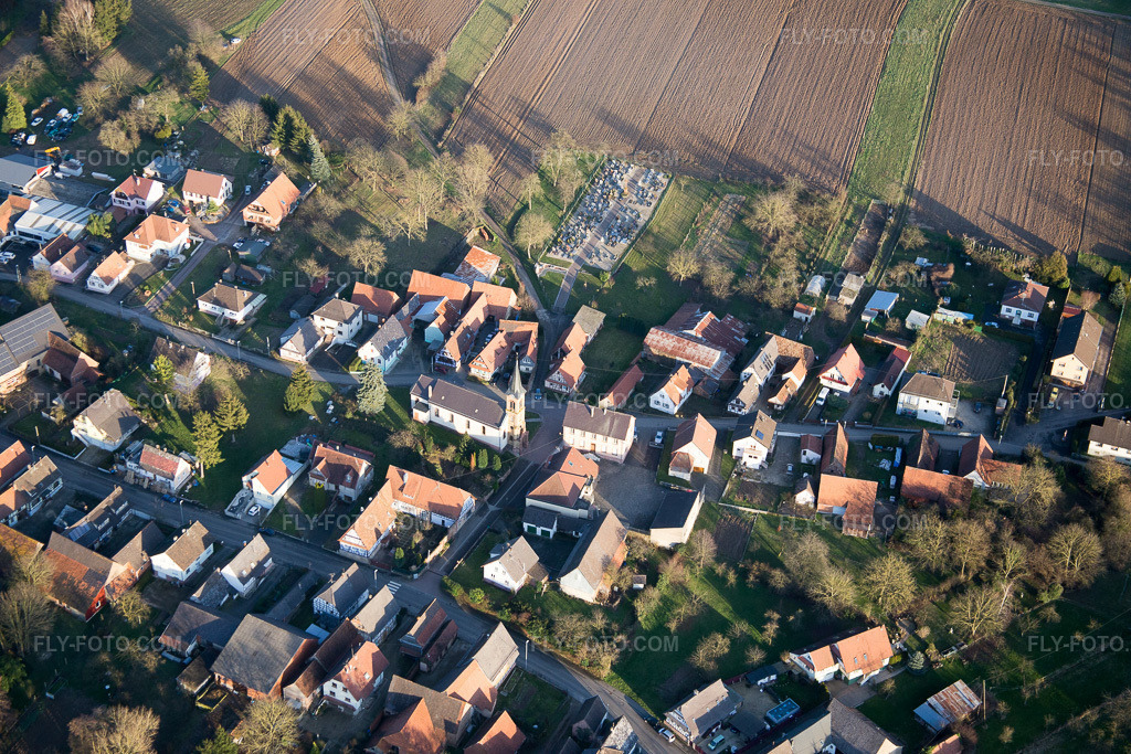Aerial view: View of the town in Siegen in the state Bas-Rhin, France.Photo: IMG_086015.jpg taken on 02/06/2016 by Werner Riehm/FLY-FOTO.comResolution of the original: 5472 x 3648 px