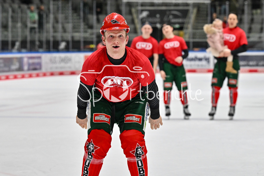 Augsburger Panther - Straubing Tigers | Die Panther feiern zusammen mit den Fans den Heimsieg gegen Straubing / DEL: Augsburger Panther - Straubing Tigers, Curt Frenzel Stadion am 29.11.2024 / Alexander OBLINGER (Augsburger Panther #50)