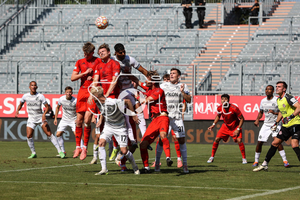 FC Würzburger Kickers - FC Bayern Amateure | Ein Eckball fuer die Bayer bringt nichts ein / Regionalliga Bayern: FC Würzburger Kickers - FC Bayern München II, AKON Arena am 24.08.2024