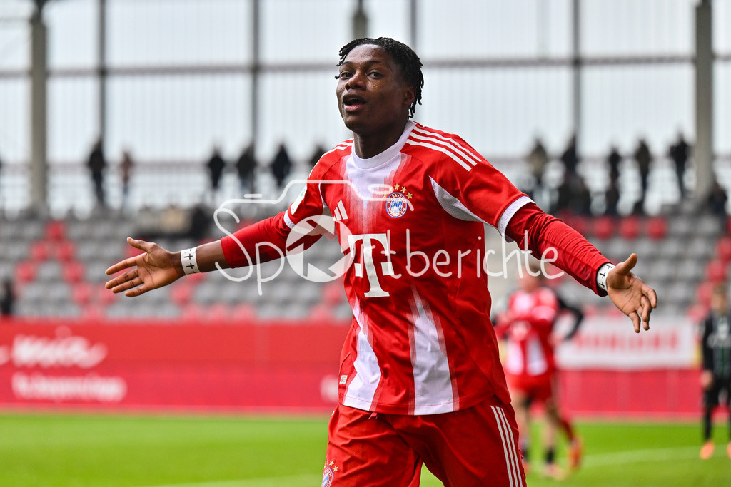 FC Bayern München - Hannover 96 | MUNICH, GERMANY - 15. FEBRUARY: Jubel der Bayern nach dem Treffer zum 3-1 durch Uzorchukwu EGWUATU (FC Bayern München U19 13) / Tor / Torschuetze / Freude / Happy während dem Spiel zwischen der U19 des FC Bayern München und der U19 von Hannover 96 am 2. Spieltag der Hauptrunde der U19-DFB-Nachwuchsliga am FC Bayern Campus
