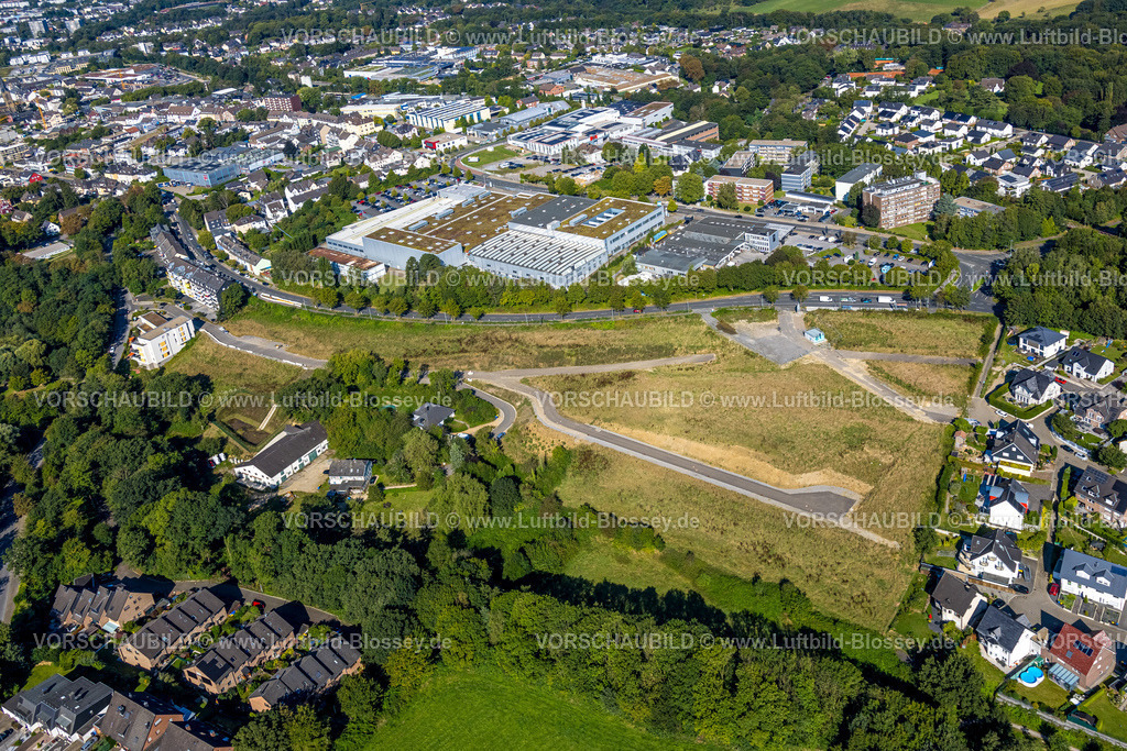 Heiligenhaus240812947 | Luftbild, Wohngebiet und Gewerbegebiet am Südring mit Wiesenfläche, Schlechtendahl und Söhne Werksgelände, Mercedes Benz Frank Wagner, Leubeck, Heiligenhaus, Ruhrgebiet, Nordrhein-Westfalen, Deutschland