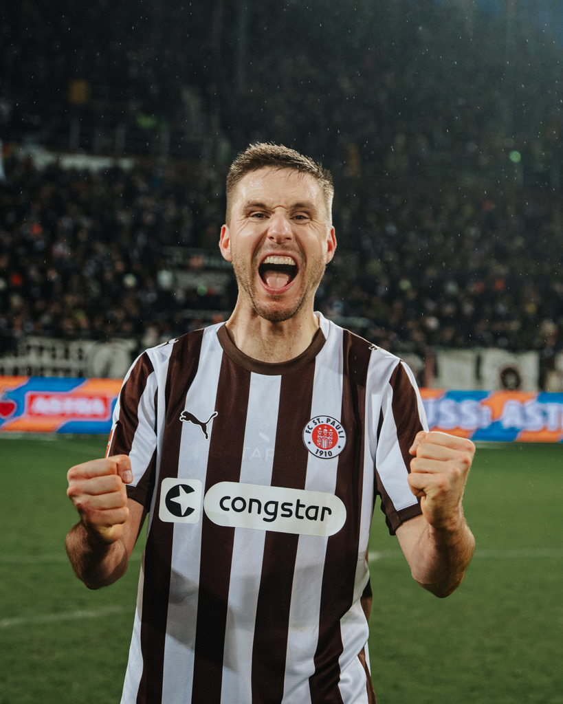 FCS02308 | Der offizielle Shop für FC St. Pauli Fotos. Wähle aus Spielszenen & Fanmomenten dein FCSP Wunschformat. Wir liefern Millerntor-Atmosphäre.