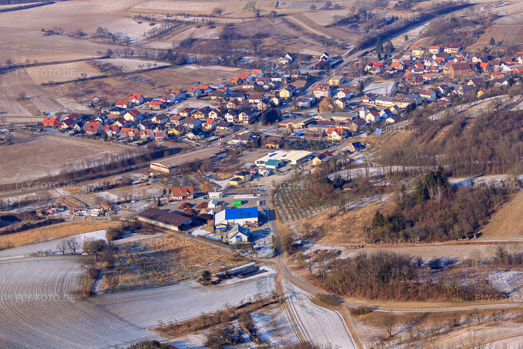Luftbild: Im See mit Glasbar und Kompostwerk Frank GmbH im Ortsteil Neuenbürg in Kraichtal im Bundesland Baden-Württemberg in Deutschland. Foto: IMG_48704.jpg vom 06.02.2012 durch Werner Riehm/FLY-FOTO.deAuflösung des Originals: 4752 x 3168 pxWWW.GLASBAR.DE