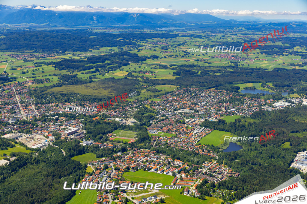 Aktuelles Luftbild von  Penzberg - Die Luftaufnahme wurde 2022 mittels UL-Flugzeug erstellt ( keine Drohne ) - hochauflösende Kamera-Systeme von  Canon -Beste Qualität - Für grossformatige Ausdrucke geeignet. Die Geschenkidee !