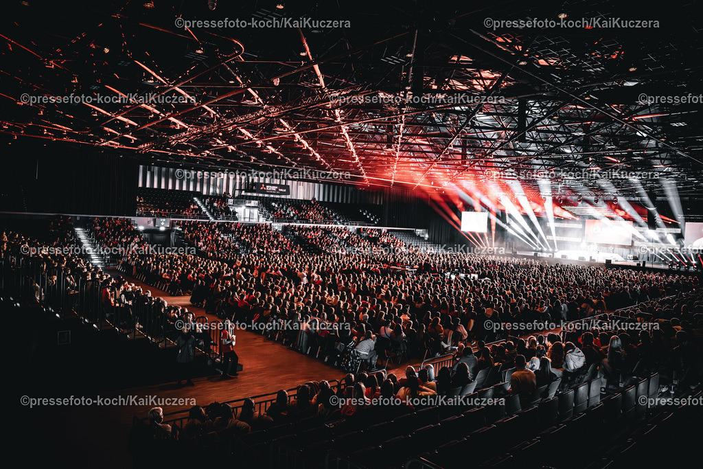 KKU16112401026 | 16.11.2024, xkkux, Düsseldorf, Mitsubishi Electric HALLE, Die Influencer Niklas van Lipzig und David Martin vom Podcast "Arm aber Sexy" performen bei ihrer Show dudes. LIVE UNCUT 2024