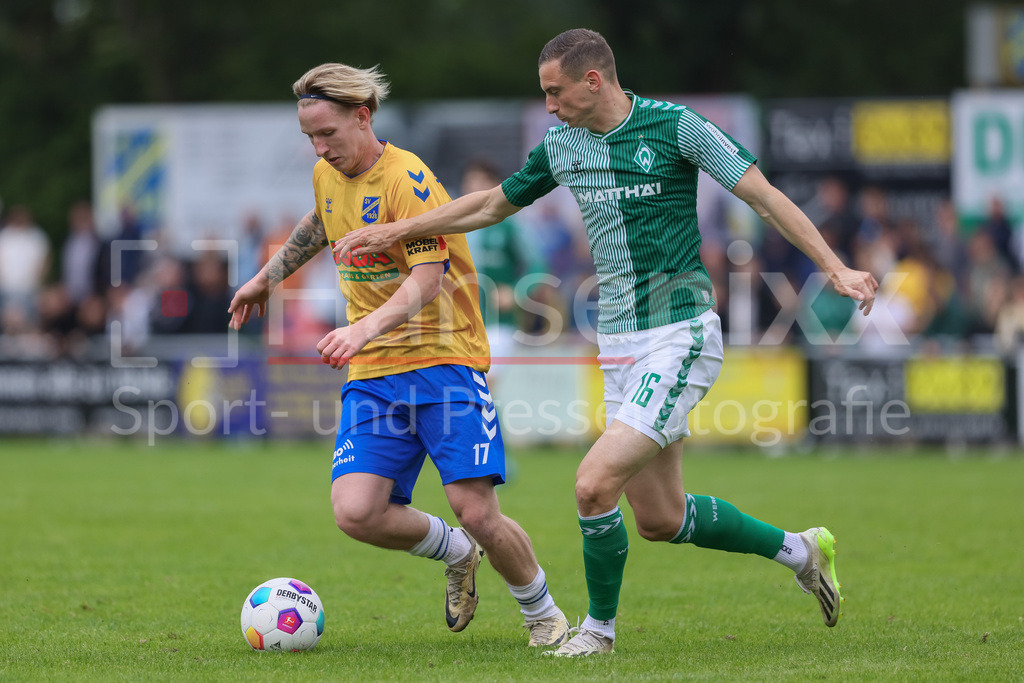 Fussball, Relegation Regionalliga Nord, SV Werder Bremen II - Holstein Kiel II | v.li.: Marco Drawz (SV Todesfelde, 17) und Maik Lukowicz (SV Werder Bremen II, 16) im Zweikampf, Duell, Dynamik, Aktion, Action, Spielszene