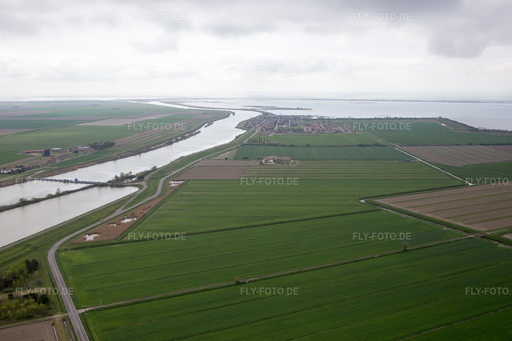 Luftbild: Ortsansicht in Gorino im Bundesland Venetien in Italien. Foto: IMG_087634.jpg vom 09.04.2016 durch Werner Riehm/FLY-FOTO.de