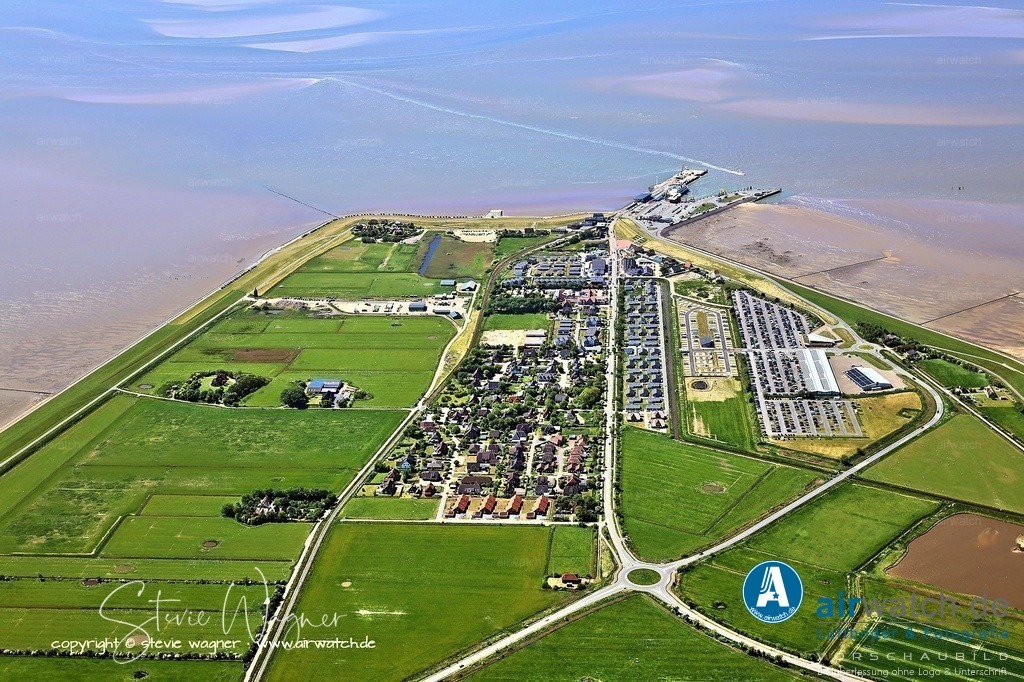 Luftbild, Nordsee, Dagebuell Mole, Bahnhof, Fähranleger, Schiffsanleger | Inselparkplatz Dagebüll: Wenn Sie Ihr Fahrzeug nicht mit auf die Inseln nehmen wollen, können Sie es auf dem Inselparkplatz in Dagebüll abstellen. Der Parkplatz ist ca. 700 Meter vom Hafen entfernt und kann auch mit einem Shuttlebus erreicht werden. 