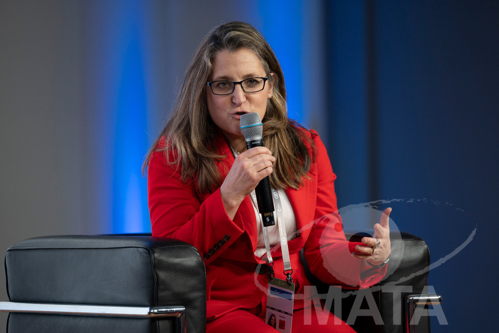 _DWA3124 | Die MSC Security and Literature Series der Münchner Sicherheitskonferenz wird von der ZEIT mitveranstaltet und vom Literaturhaus München unterstützt. Am Donnerstag, 12. Februar (19-20 Uhr), spricht Autor Serhiy Zhadan aus Charkiw mit Chrystia Freeland, Sonderbeauftragte für den Wiederaufbau der Ukraine und ehemalige stellvertretende Premierministerin Kanadas, über die Zukunft der Ukraine - Realisiert mit Pictrs.com