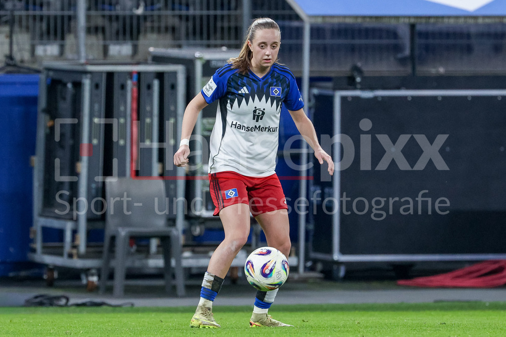 Fussball, Google Pixel Frauen-Bundesliga, Hamburger SV - 1. FC Köln | Victoria Schulz (Hamburger SV, 19) am Ball, Freisteller, Einzelbild, Ganzkörper, Aktion, Action, Spielszene, DIE DFB-RICHTLINIEN UNTERSAGEN JEGLICHE NUTZUNG VON FOTOS ALS SEQUENZBILDER UND/ODER VIDEOÄHNLICHE FOTOSTRECKEN. DFB REGULATIONS PROHIBIT ANY USE OF PHOTOGRAPHS AS IMAGE SEQUENCES AND/OR QUASI-VIDEO.