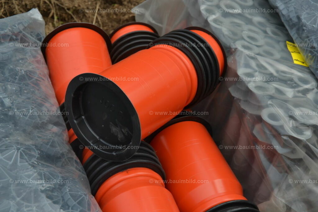 bib-lg03-abwasserkanal-0019 | Nach LV-Leistungsgruppen sortierte Detailfotos über den Bau eines Hauses. Alle Hausbau-Bilder direkt vom Urheber und Autor der Website Haus-Selber-Bauen.com