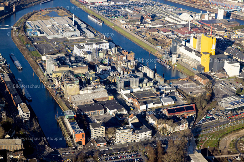 Luftbild Neuss-8945 | Luftbildfotografie Kaianlagen und Schiffs- Anlegestellen der Binnenschiffahrt mit Verlade- Terminals am Binnenhafen am Memeler Straße in Neuss im Bundesland Nordrhein-Westfalen, Deutschland. - Realisiert mit Pictrs.com