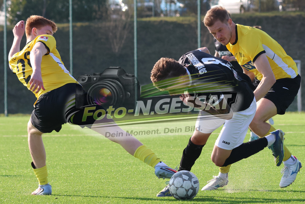 SV Rödinghausen II, FC Kaunitz | Auf dem Bild zu sehen: schwarz SV Rödinghausen II: Simon Breuer ; gelb FC Kaunitz v.l.: Lennart Brink, Leon SchmidtSV Rödinghausen II, FC Kaunitz, Saison 25/26, Westfalenliga, Deutschland - Realisiert mit Pictrs.com