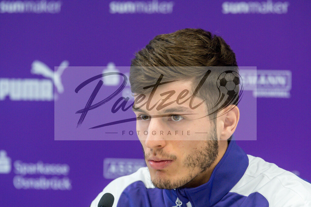 20200219_PKOSNA_0016 | Fussball, Herren: Bashkim Ajdini (VfL Osnabrueck) schaut waehrend der Pressekonferenz des VfL Osnabrueck im Presseraum des Stadion an der Bremer Bruecke am 19.02.2020 in Osnabrueck, Deutschland. - Realisiert mit Pictrs.com