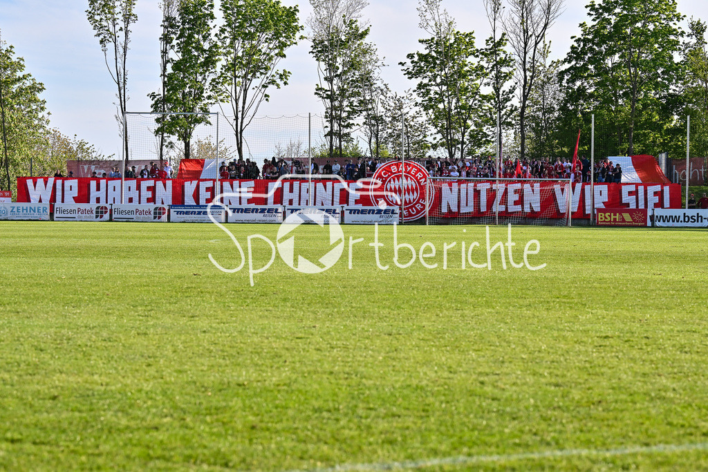 TSV Aubstadt - FC Bayern Amateure | Die Fans der Bayern Amateure haben eine Choreo zu Spielbeginn vorbereitet / Ultras / Choreografie / Regionalliga Bayern: TSV Aubstadt - FC Bayern Muenchen II, NGN-Arena am 23.04.2025