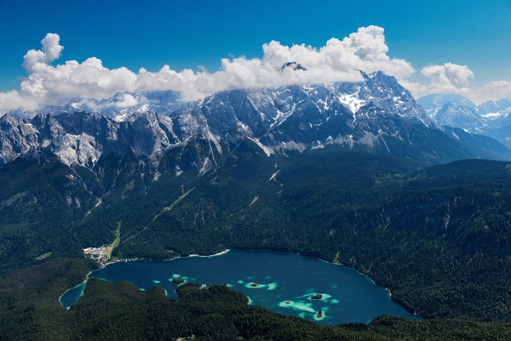 dr__0100495.jpg | GRAINAU 13.06.2023 Inseln im Eibsee bei Garmisch-Partenkirchen im Bundesland Bayern. Der unterhalb der Zugspitze gelegene See gilt aufgrund des klaren, grün getönten Wassers als einer der schönsten Seen der bayerischen Alpen. 