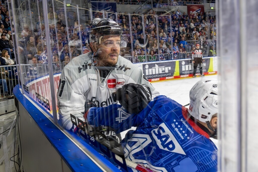 DEL, Deutsche Eishockey Liga Saison 2025/26, 13. Spieltag: Adler Mannheim gegen Kölner Haie | DEL, Deutsche Eishockey Liga Saison 2025/26, 13. Spieltag: Adler Mannheim gegen Kölner Haie***Bild: Moritz Müller (91, Köln) - Realisiert mit Pictrs.com