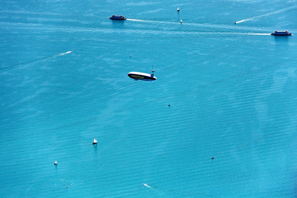 dr__0058748.jpg | KONSTANZ 20.08.2020 Luftschiff über dem Bodensee und auf dem See Segelboote und Boote der Bodensee Schifffahrt im Fluge über dem Luftraum in Konstanz im Bundesland Baden-Württemberg, Deutschland. // Airship ueber dem Bodensee and on See Segelboote and Boote of Bodensee Schifffahrt in flight over the airspace in Konstanz in the state Baden-Wuerttemberg, Germany. Foto: Daniel Reiter