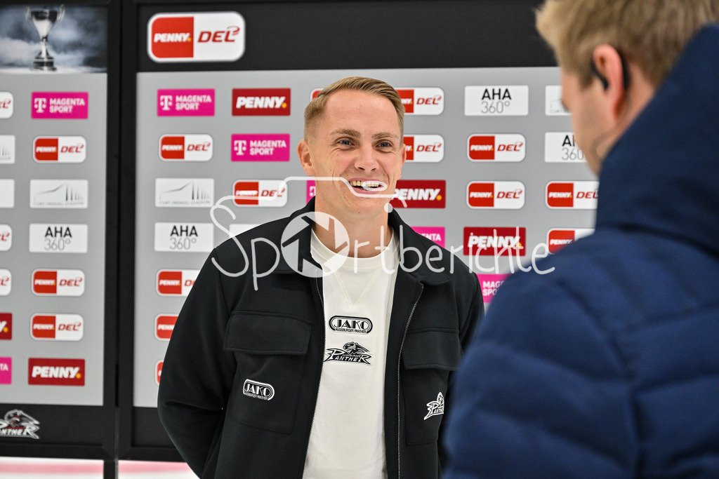 Augsburger Panther - Kölner Haie | Im Bild Markus KELLER - Teammanager der Augsburger Panther - beim Interview mit MagentaSport / Magenta Sport / Einzelfoto / Freisteller / DEL: Augsburger Panther - Kölner Haie; Curt Frenzel Stadion am 26.09.2025