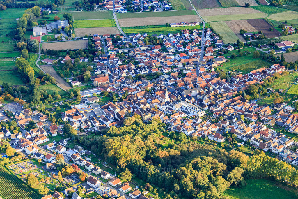 Luftbild: Ortsansicht von Nordwesten im Ortsteil Ingenheim in Billigheim-Ingenheim im Bundesland Rheinland-Pfalz in Deutschland. Foto: IMG_074623.jpg vom 14.10.2014 durch Werner Riehm/FLY-FOTO.deAuflösung des Originals: 5472 x 3648 px