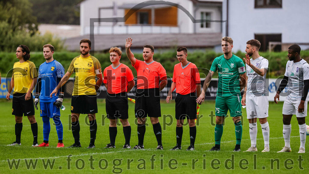 2023-08-09_002_FC_Moosinning_II_gegen_SpVgg_Altenerding | Moosinning, Deutschland, 09.08.2023:
Fußball, Kreisliga 2023 / 2024, 3. Spieltag, FC Moosinning II gegen SpVgg Altenerding, Endergebnis: 1:1

Fehmi Bagci (FC Moosinning, #3), Torwart David Auerweck (FC Moosinning, #27), Marco Esposito (FC Moosinning, #13), Schiedsrichter Stefan Empl, Torwart Lukas Loher (SpVgg Altenerding, #75), Michael Gartner (SpVgg Altenerding, #18)

Foto: Christian Riedel / fotografie-riedel.net