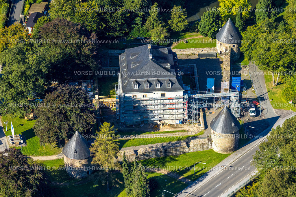 Velbert240811837Neviges | Luftbild, Schloss Hardenberg Umbau und Renovierung mit Baugerüst, Wachtürme an den Außenmauern, Neviges, Velbert, Ruhrgebiet, Nordrhein-Westfalen, Deutschland