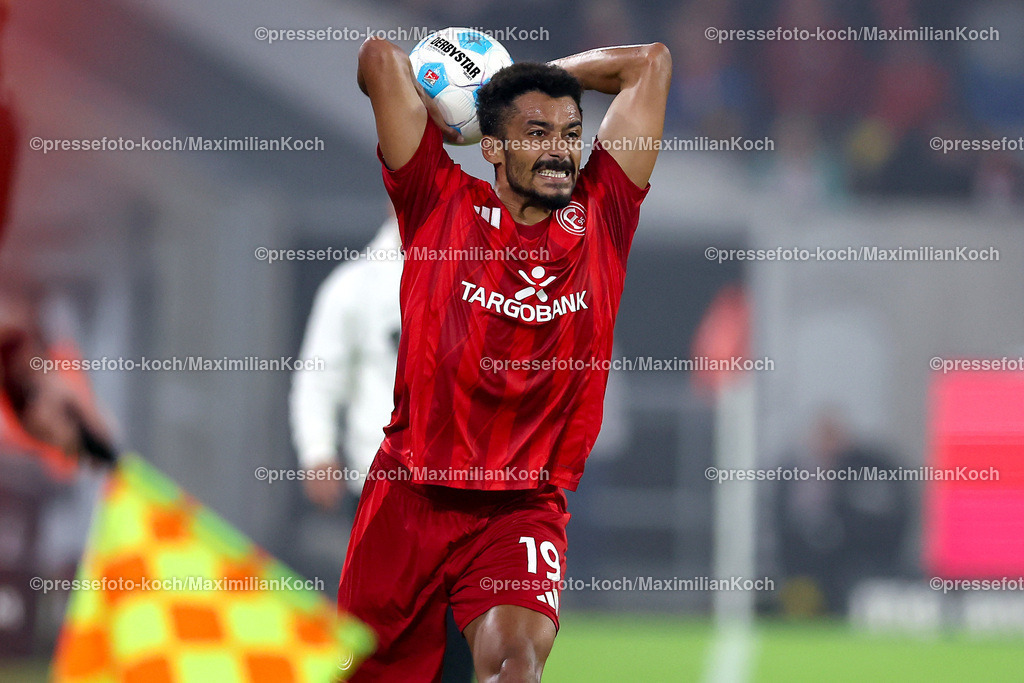 Due26102401049 | 26.10.2024, Fußball, Fortuna Düsseldorf - 1.FC Kaiserslautern, 2. Bundesliga, Merkur Spiel-Arena, Saison 2024 2025: Emmanuel Iyoha (Fortuna Düsseldorf #19) EinwurfDFB regulations prohibit any use of photographs as image sequences and or quasi-video.