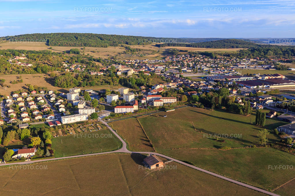 Aerial view: HLM les Pâtureaux in Châtenois in the state Vosges, France. – Photo: IMG_118427.jpg taken on 09/16/2019 by Werner Riehm/FLY-FOTO.com – Resolution of the original: 5472 x 3648 px