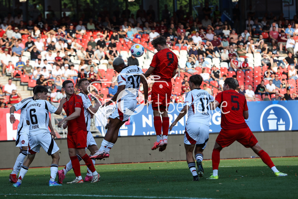 1. FC Nürnberg II - FC Bayern Amateure | Kopfballduell zwischen Niklas SOMMER (FCN #37) und Maximilian WAGNER (FCB #9) 7 Zweikampf
