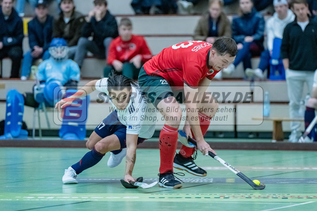 HK_20231217_107610 | 1. Bundesliga Herren Crefelder HC - Düsseldorfer HC  am 17.12.2023 Sporthalle Glockenspitz, Krefeld , Halfmann Laurens ( Düsseldorfer HC #17 ) , Boomes Anton ( Crefelder HTC #23 )