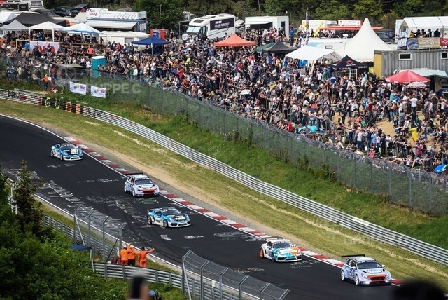 24hNbr18_0120296OK_STS | (831): Nicola Larini, Manuel Lauck, Andreas Gülden, Peter Terting - (420): Daniel Blickle, Niklas Steinhaus, Charlie Eastwood, Thomas Kiefer - (303): Jürgen von Gartzen, Sebastian von Gartzen, Marcel Hoppe, Moritz Kranz - Realisiert mit Pictrs.com
