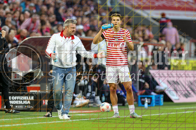 1. FC Köln vs Hamburger SV - 1. Bundesliga  | Köln, Deutschland, 02.11.25:   Trainer Lukas Kwasniok  redet mit Joel Schmied (1. FC Köln) waehrend des Spiels der Bundesliga zwischen  1. FC Köln vs Hamburger SV in der RheinEnergieStadion(Foto von Brauer-Fotoagentur / Adrian Schlueter)