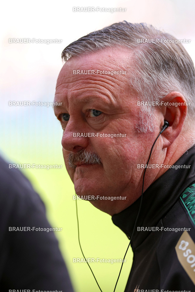 Borussia Mönchengladbach vs Hamburger SV - Bundesliga  | Mönchengladbach, Deutschland, 24.08.25:   Roland Virkus (Geschäftsführer Sport Borussia Mönchengladbach) schaut waehrend des Spiels der Bundesliga zwischen Borussia Mönchengladbach vs Hamburger SV im Stadion im Borussia Park(Foto von Brauer-Fotoagentur / Adrian Schlueter)