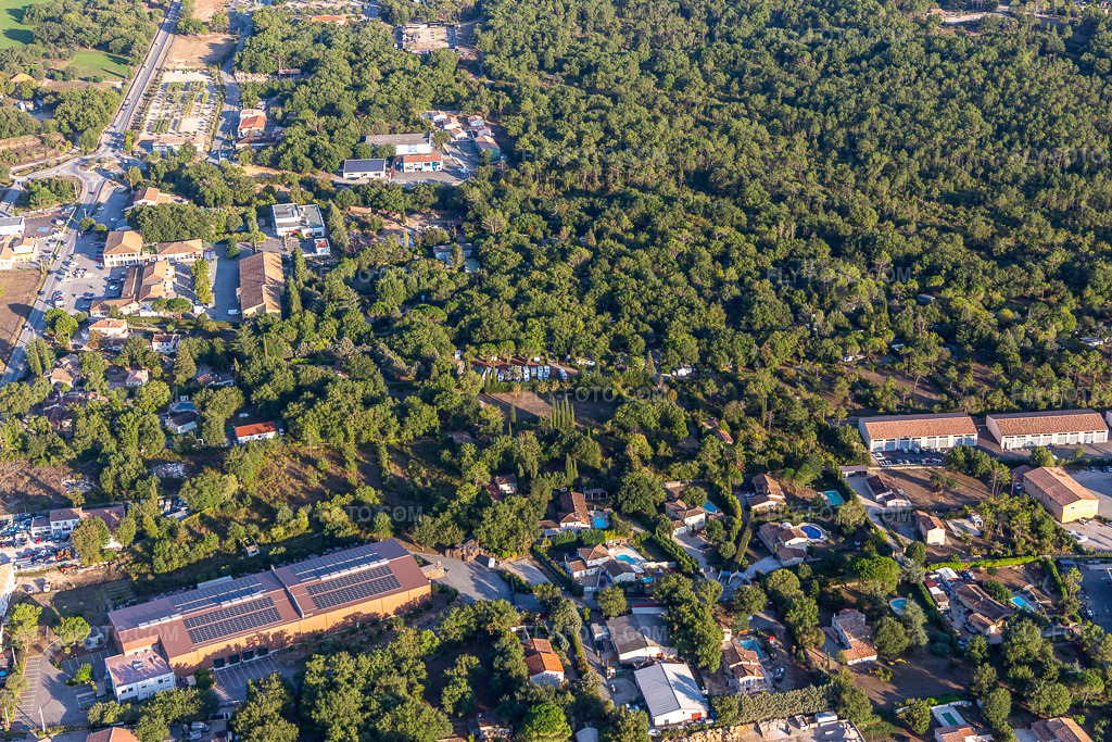 Aerial view: Camping Caravaning du Lac in Montauroux in the state Var, France. – Photo: IMG_129483.jpg taken on 09/18/2021 by Werner Riehm/FLY-FOTO.com – Resolution of the original: 5472 x 3648 px